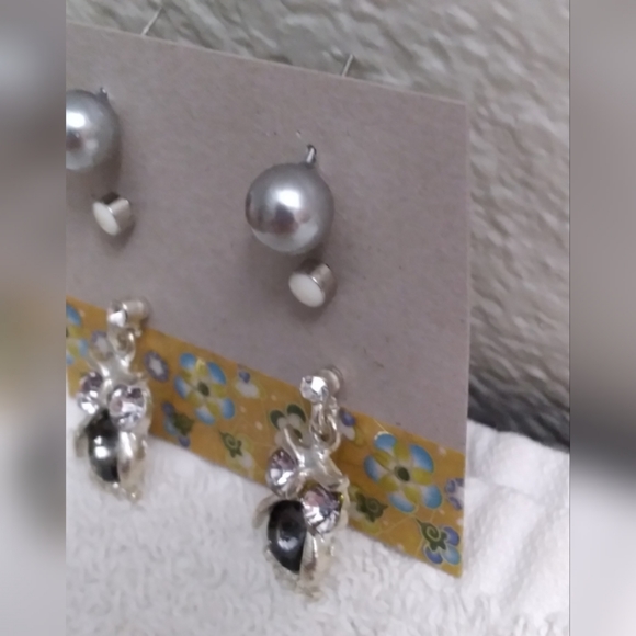 💥3/$12 Rhinestone Owl Earring Set - Picture 5 of 8